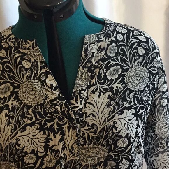 Tunic style dress with long sleeves, tie back, by ROSE & OLIVE in size medium - Picture 5 of 14